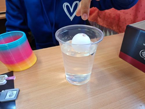 🔬 Kapu Tibor nyomában – kísérleteztek a tiszavasvári diákok